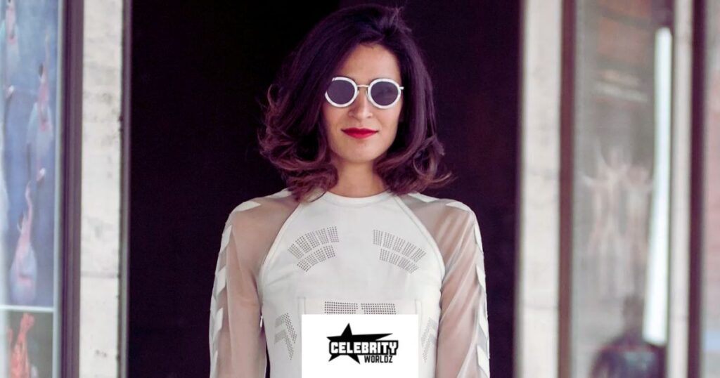 how tall is Elena Moussa?